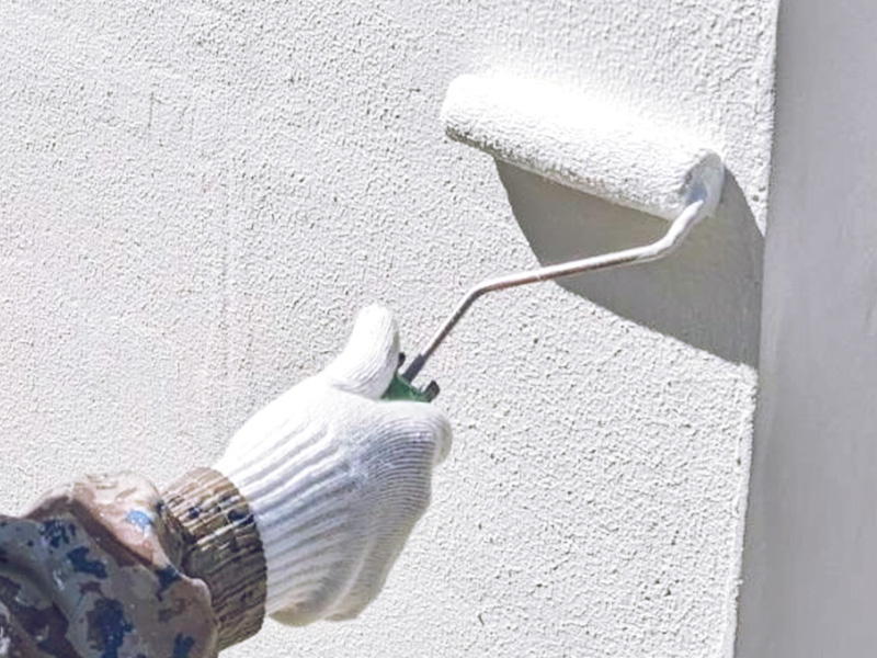 下塗り・中塗り・上塗りの3回塗装でしっかり保護